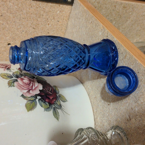 Vintage Collectible Avon Bottle - Picture 4 of 4